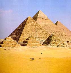 В порядке удаления пирамиды : Менкаура, Хефрена , Хеопса. Визуально Хефрена выше за счёт того, что построена на вершине холма.